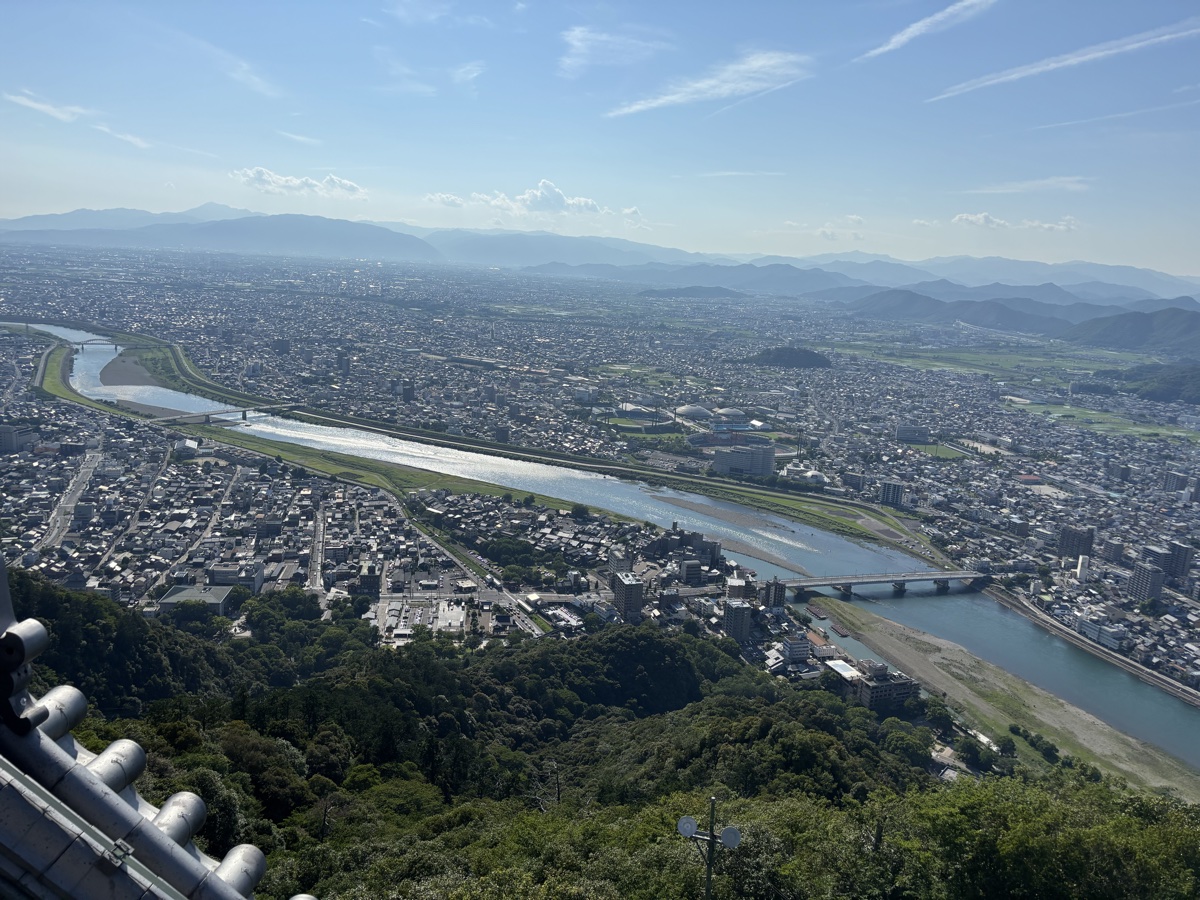 岐阜城天守閣から見た長良川と岐阜市街